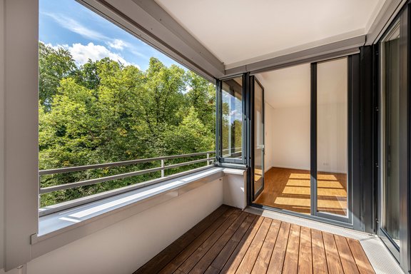 Geschützte Süd-Ostloggia mit schönem Holzbelag