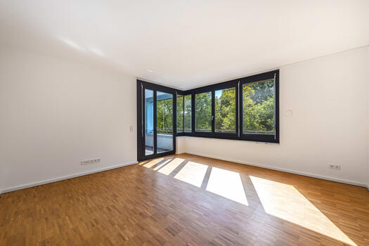 Well-designed living/dining area with a sunny ambience