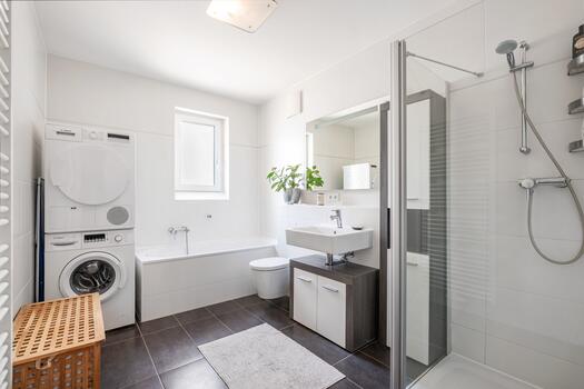 Spacious, bright bathroom
