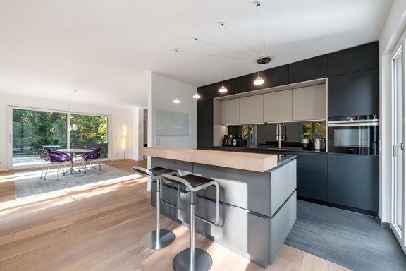 Edle, halboffene Schreinerküche