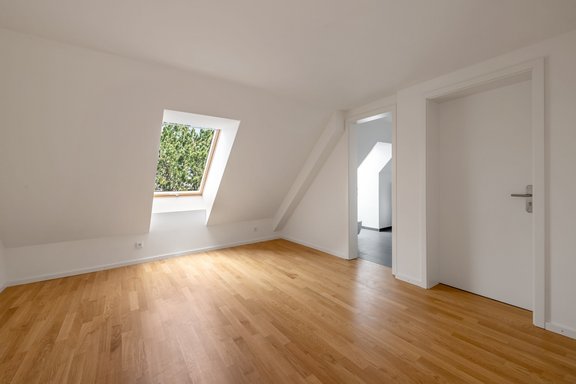 Freundliches Schlafzimmer mit Ensuite-Duschbad