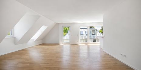Neuwertige 4-Zimmer-Dachgeschosswohnung mit Balkon und Loggia in grüner Lage