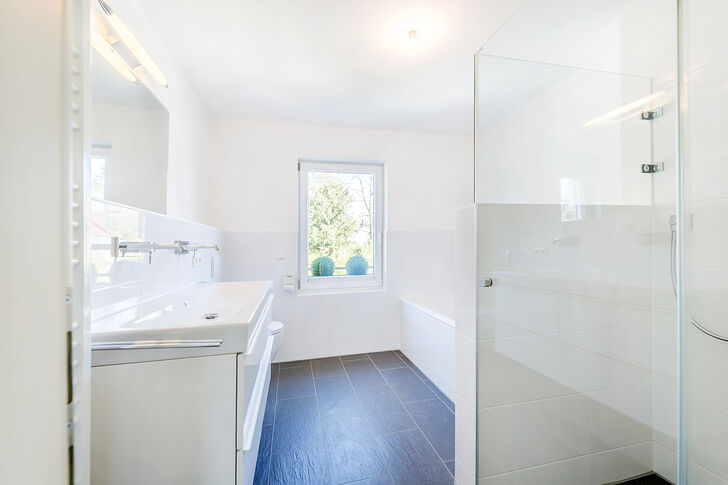 Badezimmer mit Dusche und Wanne