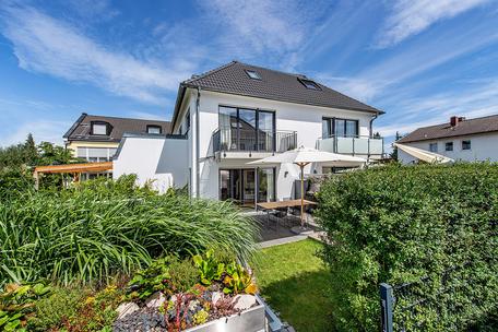 Neuwertige Haushälfte mit stylishem Flair und Garten