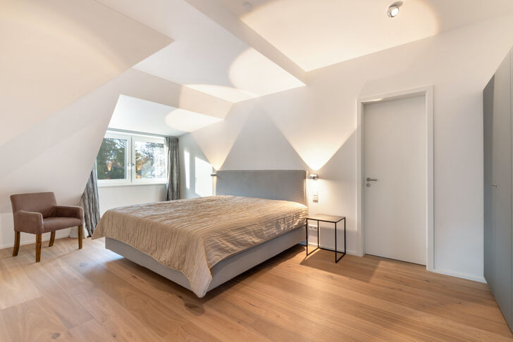 Geräumiges Masterschlafzimmer