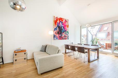 Neuwertige, lichterfüllte 3-Zimmer-Dachgeschoss-Wohnung mit idealem Schnitt und West-Loggia