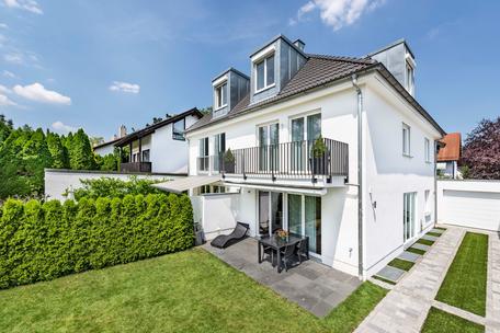 Neuwertige, sonnige Haushälfte mit 5,5 Zimmern, Kamin und Südgarten in ruhiger, grüner Lage