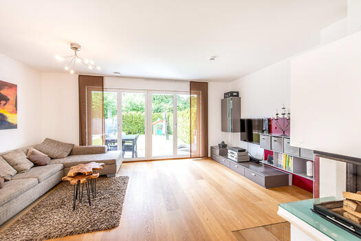 Light filled living area with view into the garden