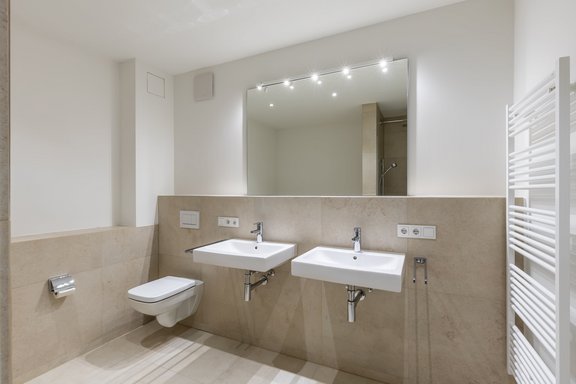 Modernes Bad im Obergeschoss