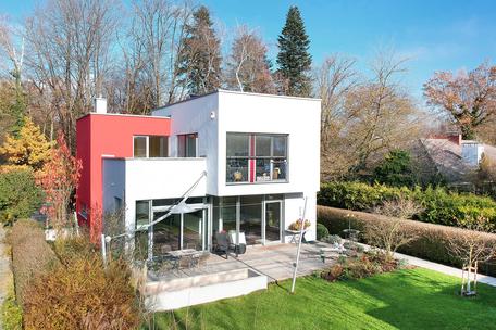 As good as new detached house in light Bauhaus aesthetics with garden, sauna and granny annexe