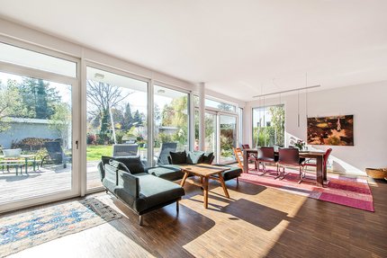 Lichtdurchfluteter Wohn- und Essbereich