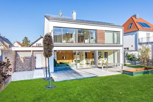 Neuwertiges Einfamilienhaus mit modernster Technik, hellem Ambiente und großem Südgarten