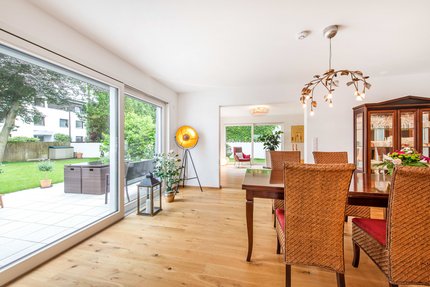 Blick aus dem Esszimmer auf Terrasse und Garten