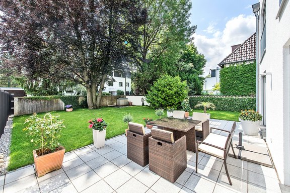 Terrasse und Garten mit alter Rotbuche
