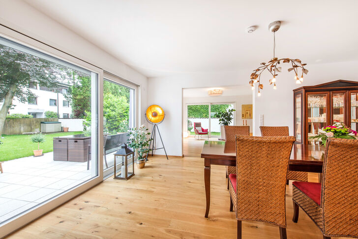 Blick aus dem Esszimmer auf Terrasse und Garten