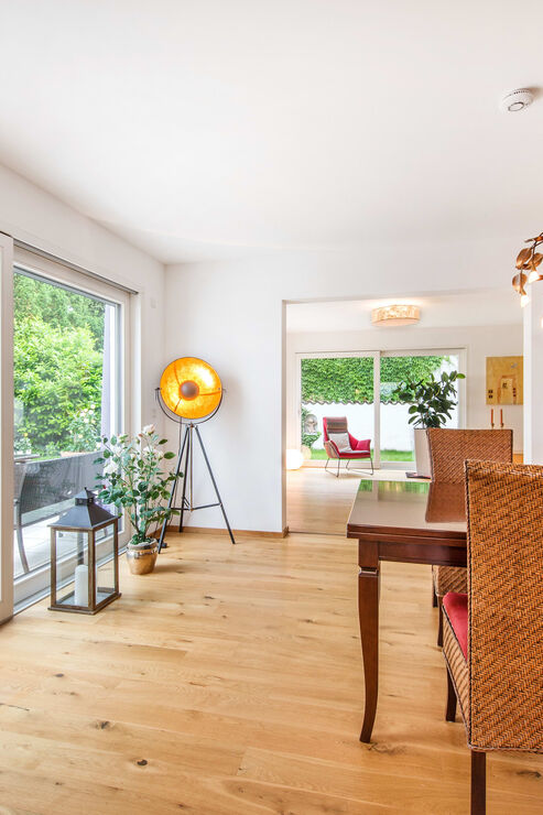 Blick aus dem Esszimmer auf Terrasse und Garten