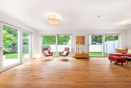 Spacious living room with direct access to the garden