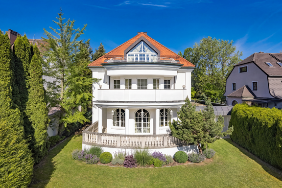 Repräsentative Familien-Villa (teilvisualisiert)