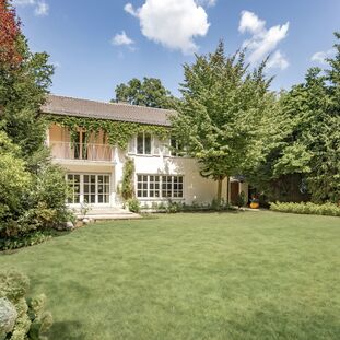 A magnificent, mature park-style garden