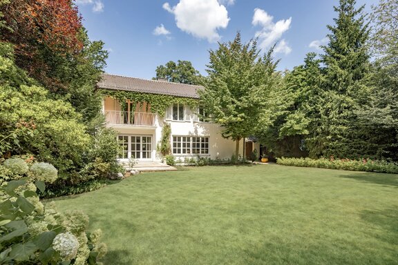 A magnificent, mature park-style garden