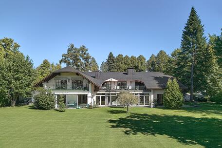 Just a few steps from the lake: An elegant villa estate with an indoor pool and spa area