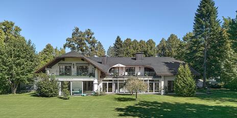 Just a few steps from the lake: An elegant villa estate with an indoor pool and spa area