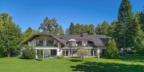 Just a few steps from the lake: elegant villa property with indoor pool and spa area