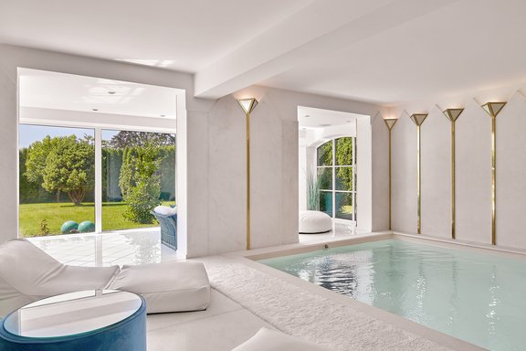 Schwimmhalle mit Gartenblick