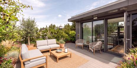 Nymphenburger Höfe: 3-room city apartment with penthouse charm, a fireplace, and a spectacular rooftop garden