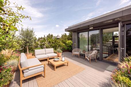 Nymphenburger Höfe: 3-Zimmer-Stadtdomizil mit Penthouse-Flair, Kamin und spektakulärem Dachgarten