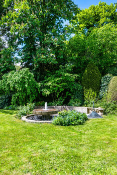 Garten mit Brunnen und Kamin