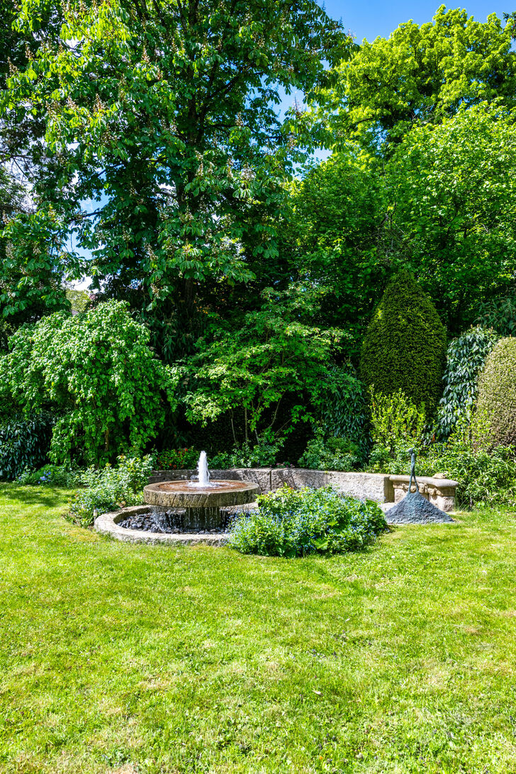 Garten mit Brunnen und Kamin