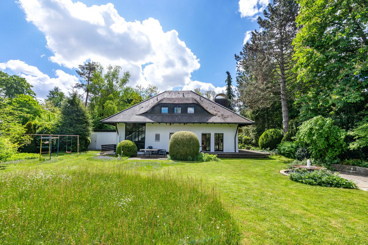 Well-kept villa with garden
