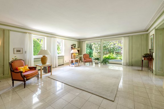 Living room with custom-made fittings