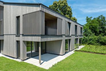 Ökologischer Massivholz-Neubau: Villen-Hälfte mit stylischer Ausstattung