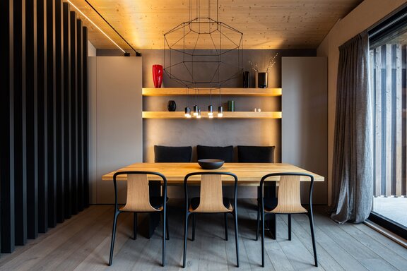 Essbereich mit Naturholz und Lichtdesign