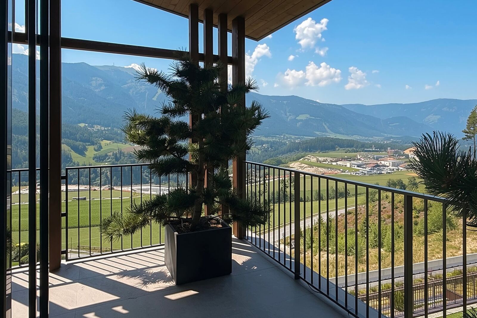 Terrasse mit weitem Blick über die Bergwelt