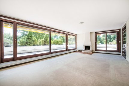 Wohnzimmer mit bodentiefen Glasfronten