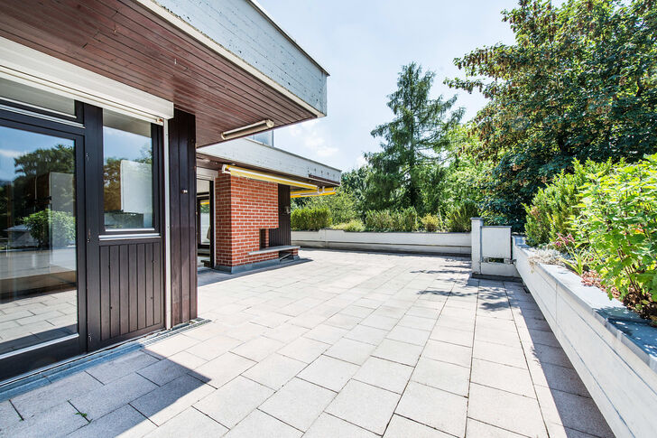 Große umlaufende Dachterrasse