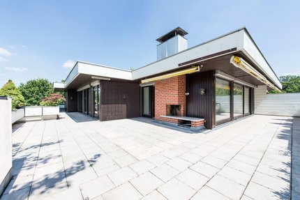 Steinbelag und elektrische Markisen