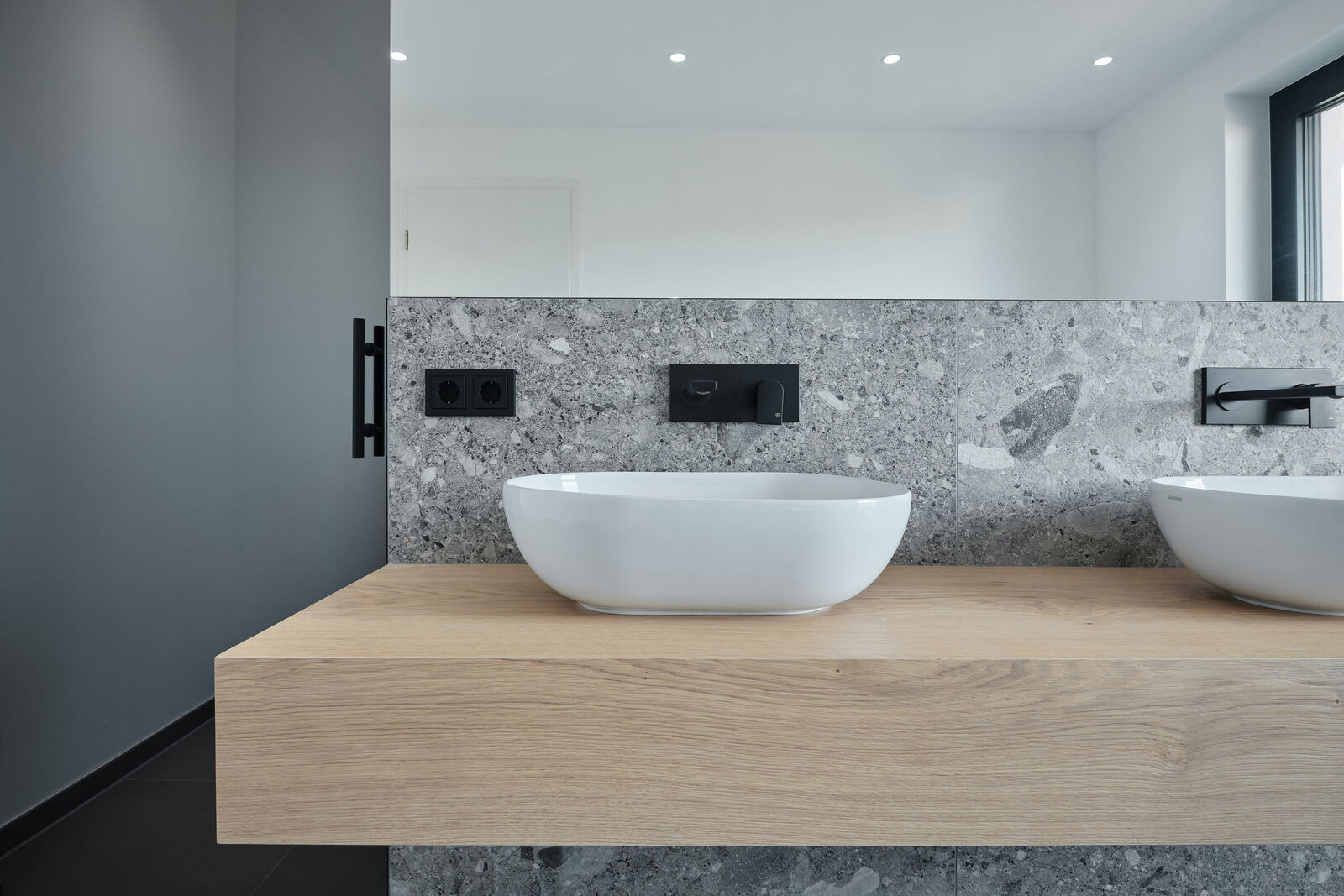 Edles Bad mit Design-Waschplatz