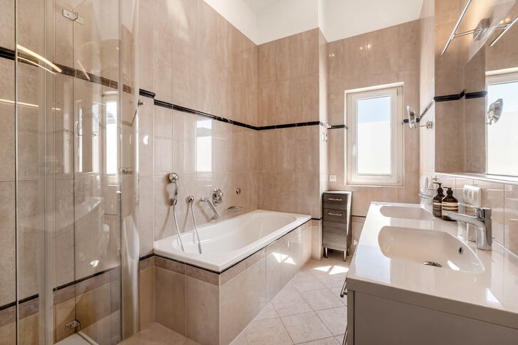 Bad mit Wanne und Dusche