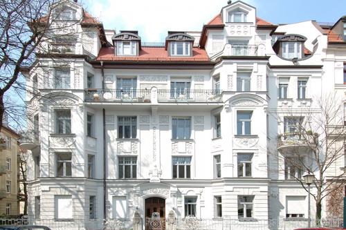 Penthouse mit Flair in prachtvollem Jugendstilhaus