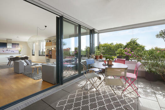 Terrasse mit Blick in den Wohnbereich