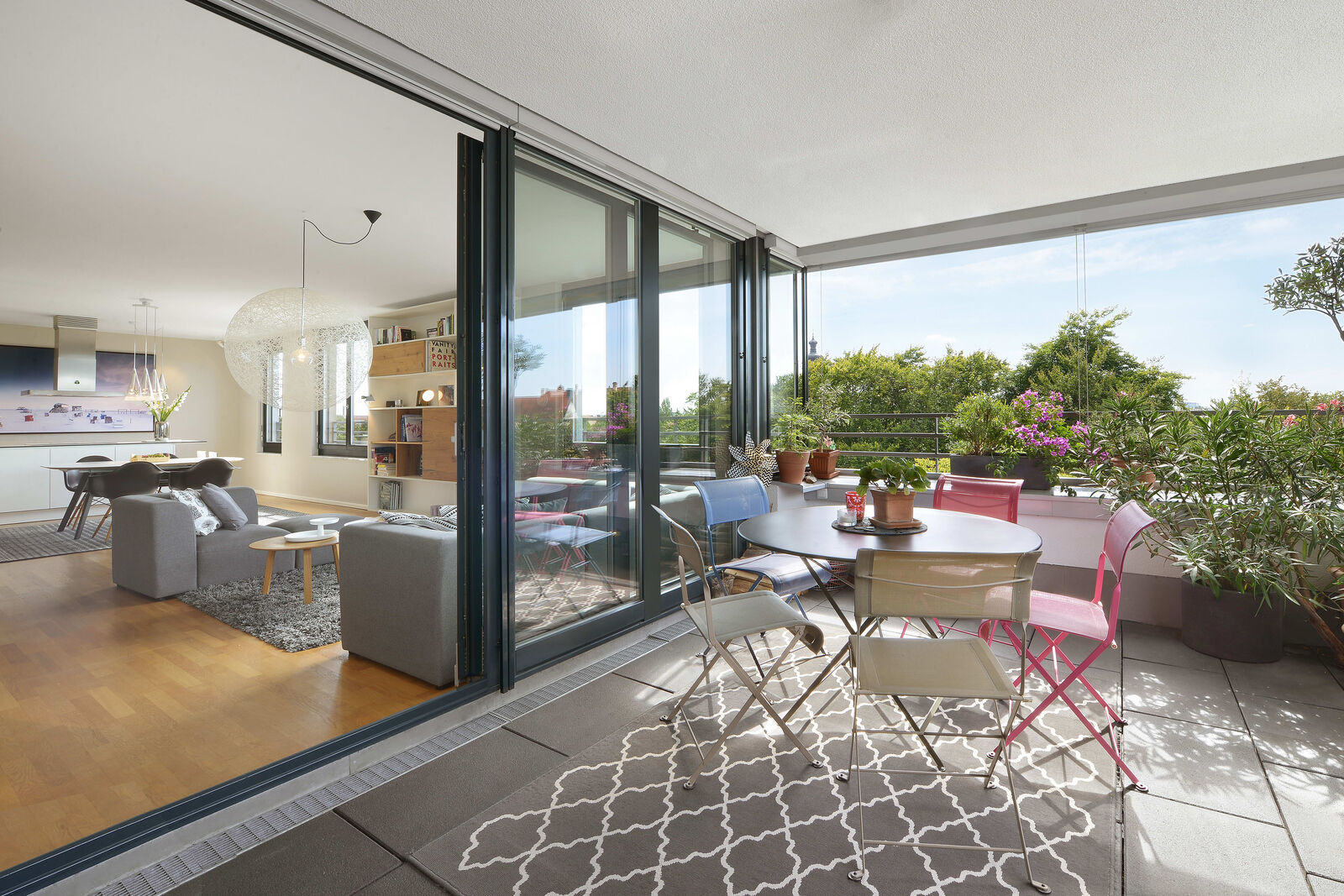 Terrasse mit Blick in den Wohnbereich