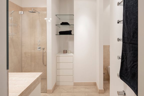 Stylisches Natursteinbad