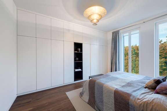 ...mit maßangefertigten Einbauten