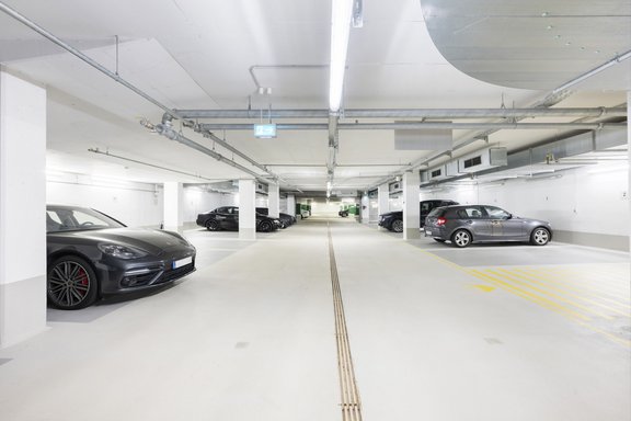 Moderne großzügige Tiefgarage