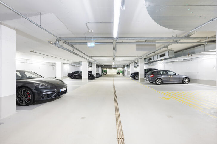 Moderne großzügige Tiefgarage