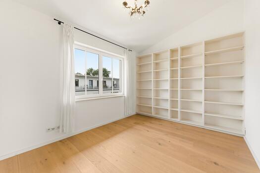 Weiteres flexibel nutzbares Zimmer mit Einbauregalen